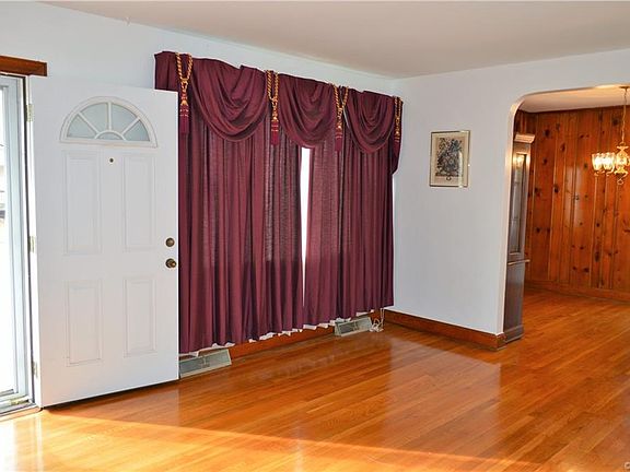 4th image of 1305 Meadow St