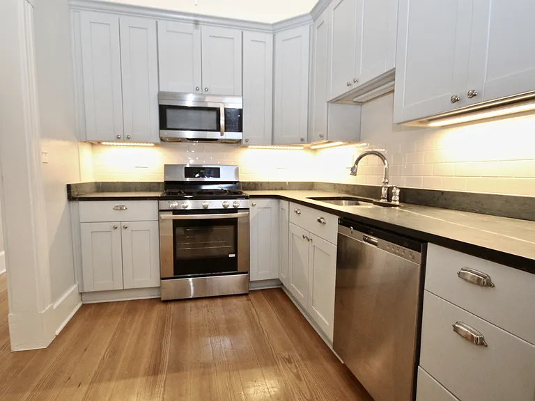 732 Yarmouth St #A — Photo 8