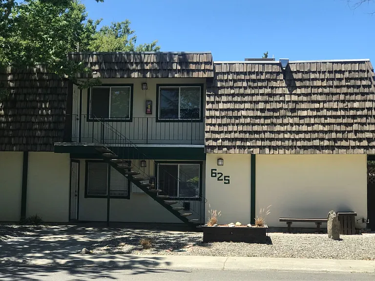625 Adams Street — Photo 1