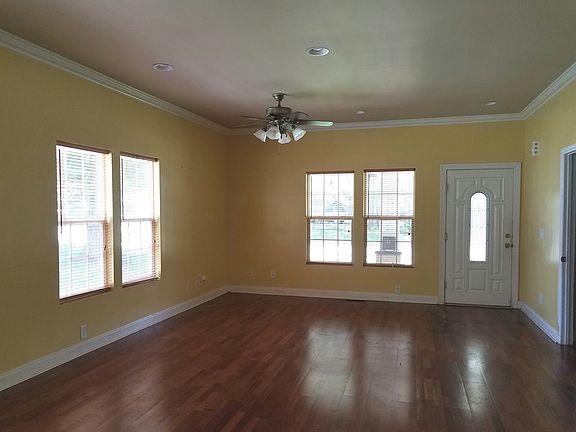 3rd image of 610 W Gold St