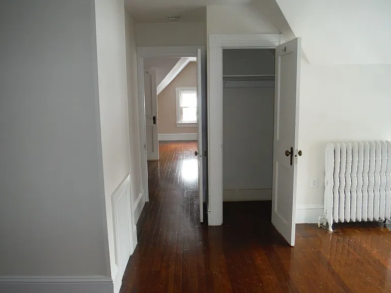 453 Glen St — Photo 12