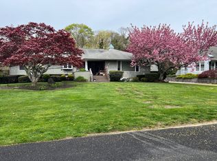 90 Suydam Ln, Bayport, NY 11705