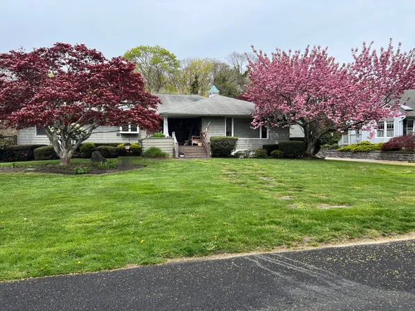 90 Suydam Ln, Bayport, NY 11705