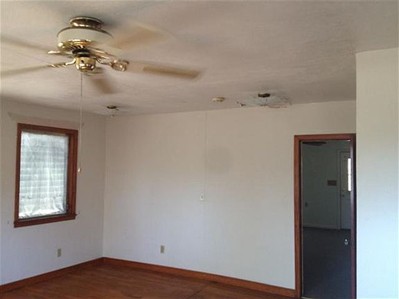 5th image of 912 E Cross St
