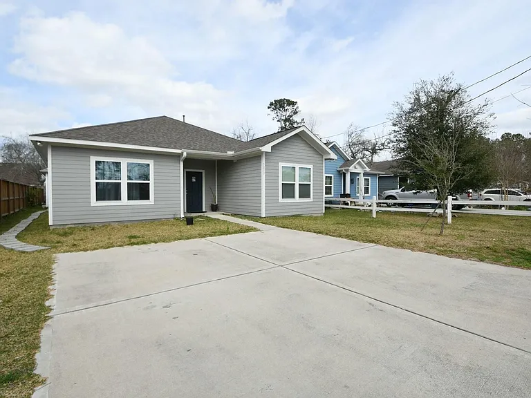 5817 Gaston St — Photo 2