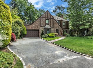 7 Parkside Dr, Great Neck, NY 11021