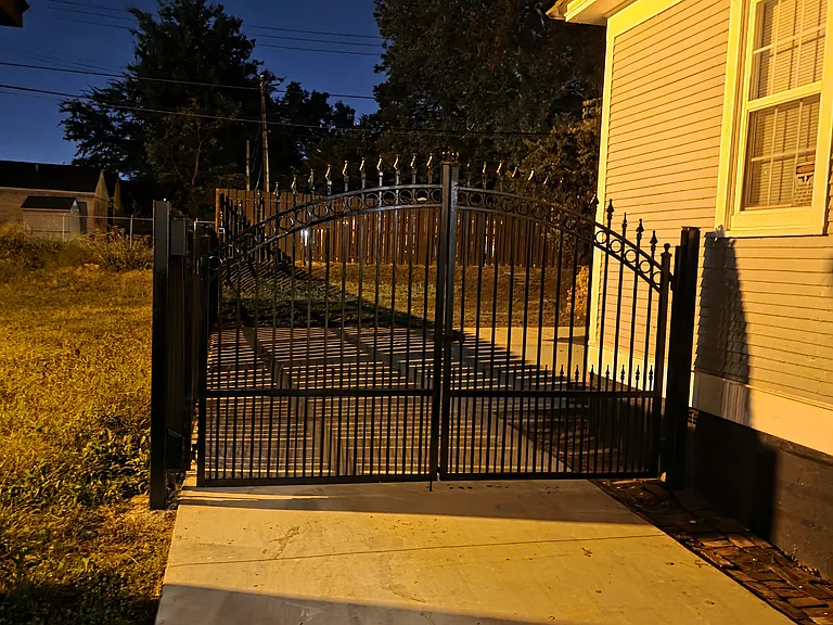 911 Polk Ave — Photo 43
