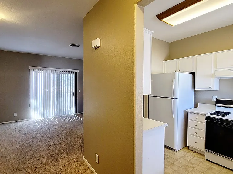 1900 N Torrey Pines Dr #1 — Photo 2