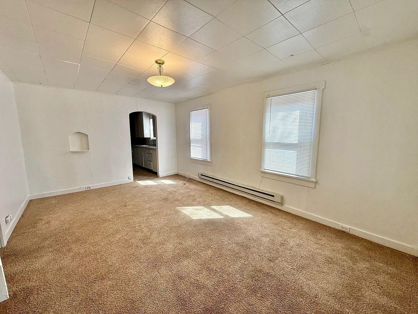 Centrally located 3 bedroom — Photo 2