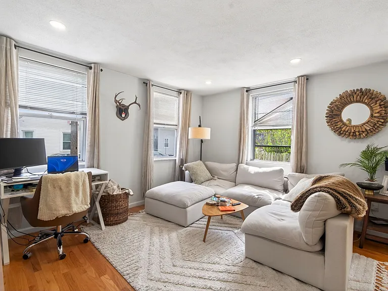135 W Seventh St — Photo 5