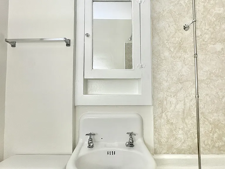 413 E 7th St #5 — Photo 9