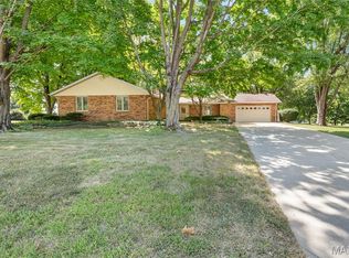 906 Glen Crossing Rd, Glen Carbon, IL 62034