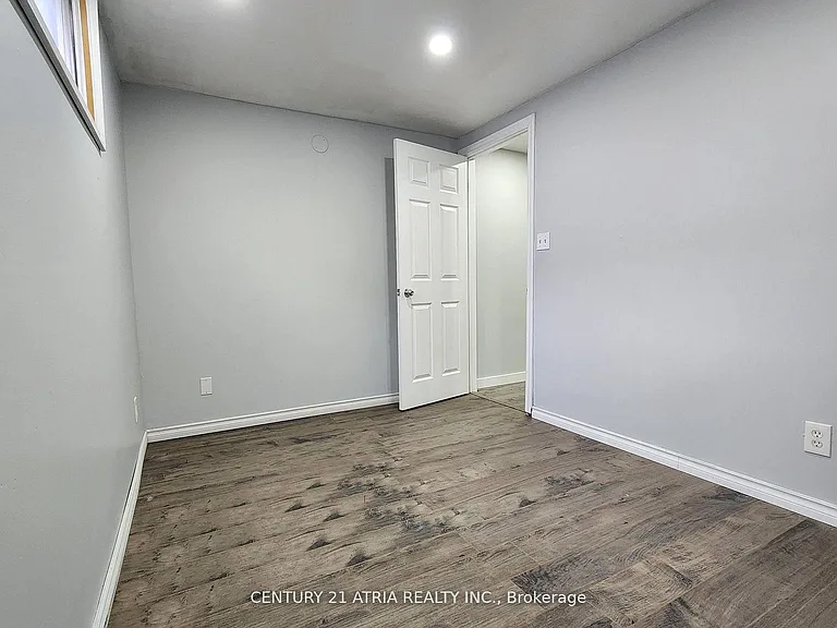 49 Lawrence Cres #BASEMENT — Photo 13
