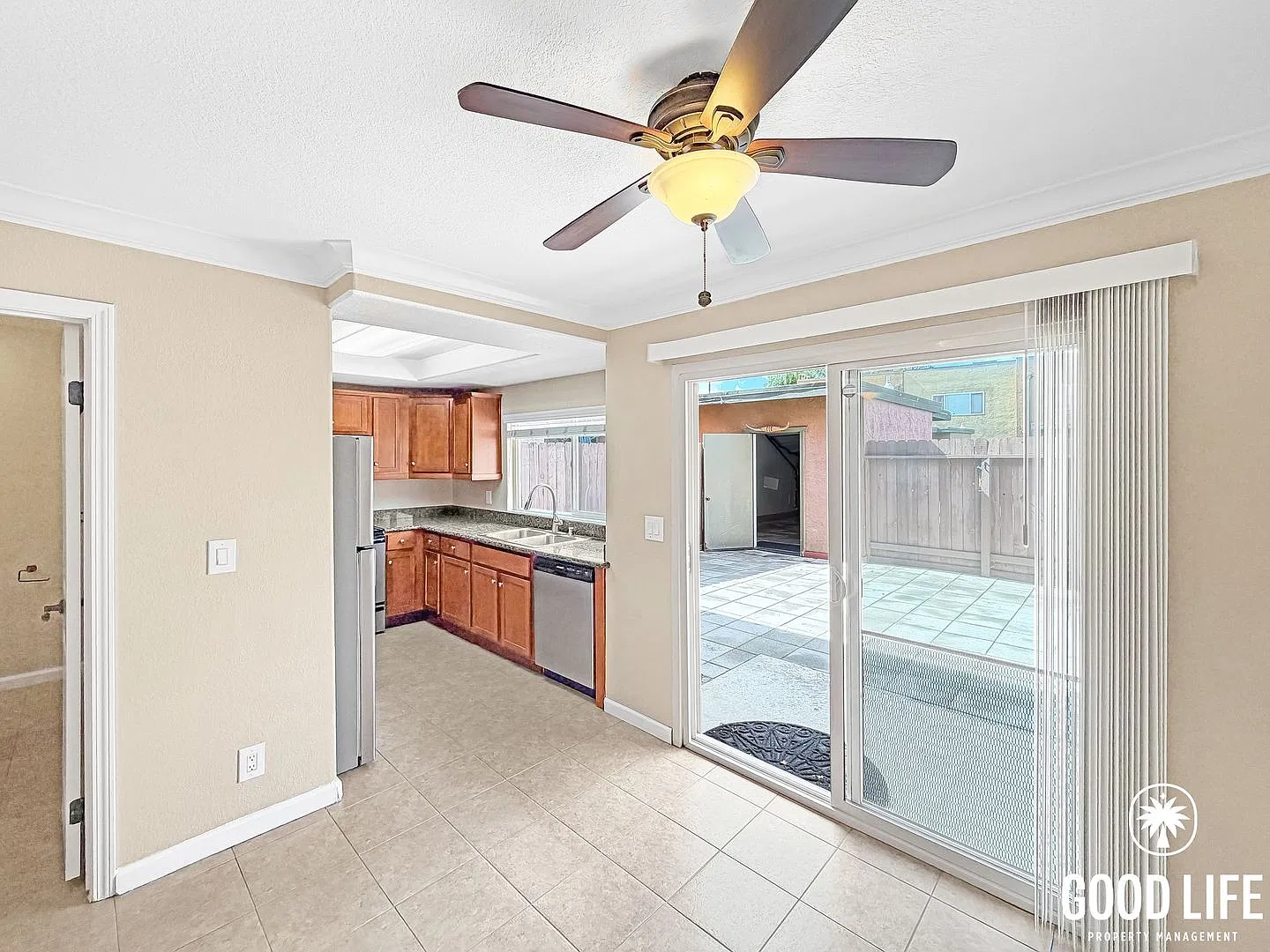 Sd: 3bd/1.5ba Townhome In Escondido W/ Private Patio, Balcony & Community Pool! — Photo 2