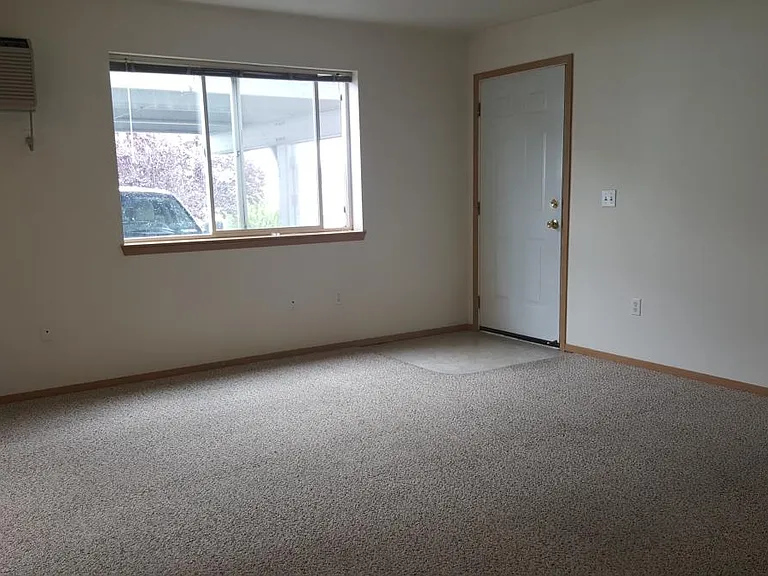 450 NW Parr Dr #2 — Photo 2