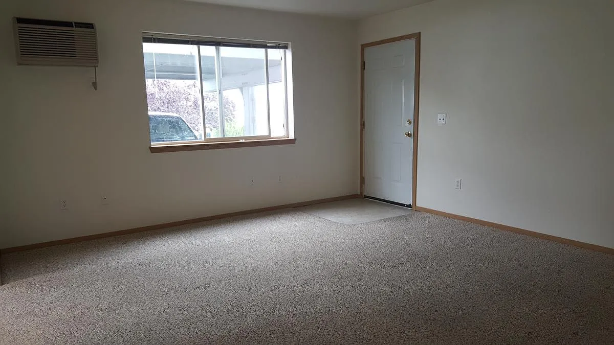 Building Photo - 450 NW Parr Dr #2