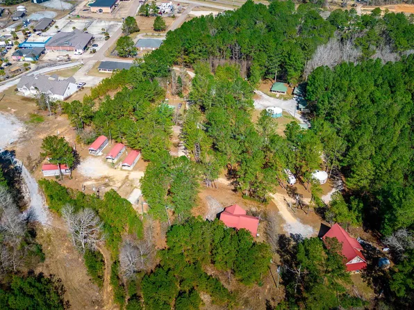 23 Pinehill Dr, Collins, MS 39428