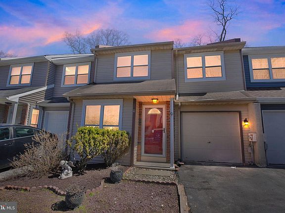 2nd image of 9 E Ridge Mews