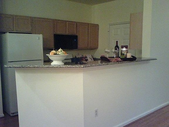 Spacious Kitchen w/Granite Counter Tops