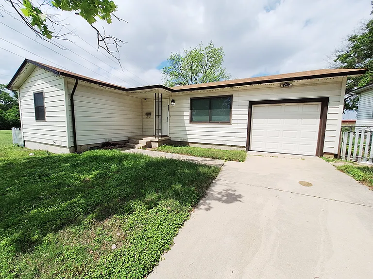907 Jefferis Ave — Photo 1