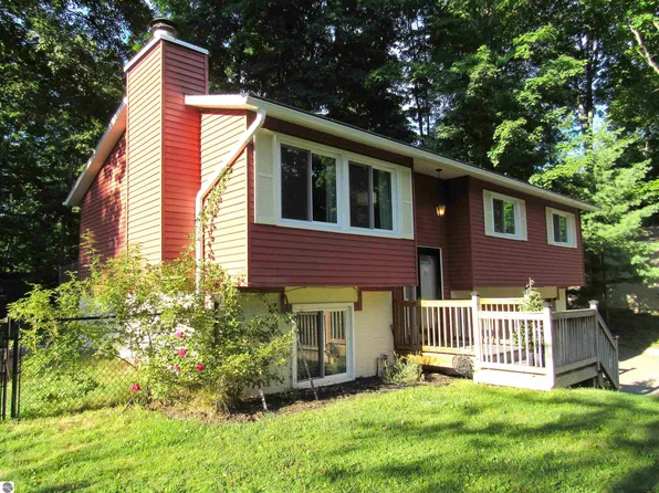 1807 Sparrow Dr, Traverse City, MI 49696