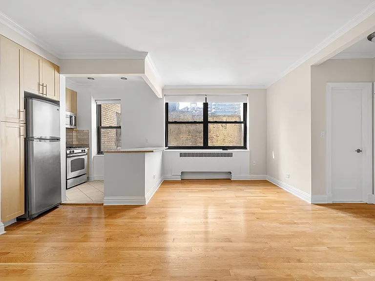 252 E 61st St #S4J — Photo 3