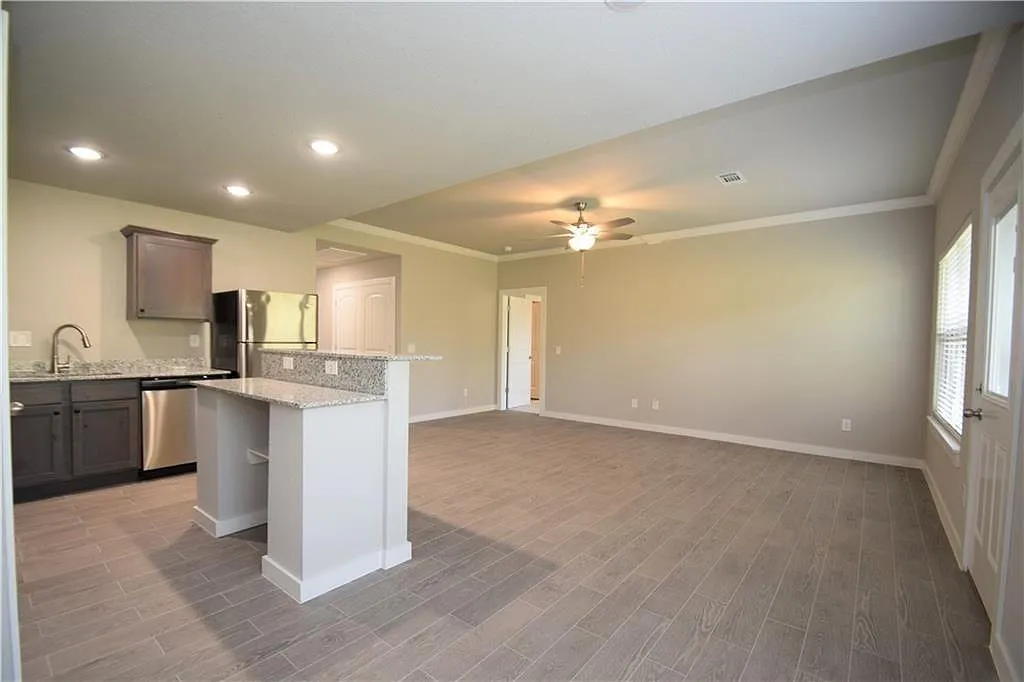 3 bed, 1300 sqft, $1,550 — Photo 3