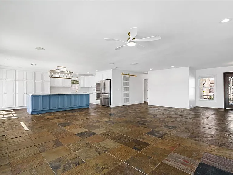 3924 Versailles Dr — Photo 5
