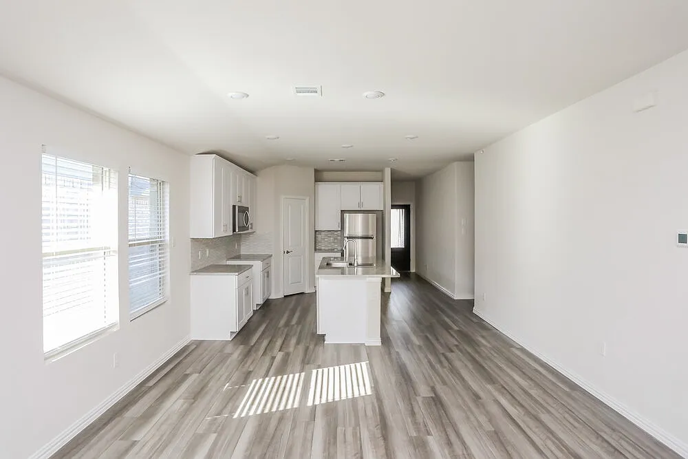 4 bed, 2.0 bath, 1989 sqft, $2,015 — Photo 4