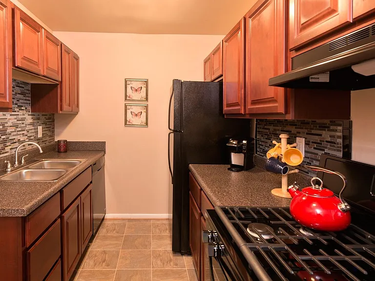 Colony Point Apartments — Photo 3