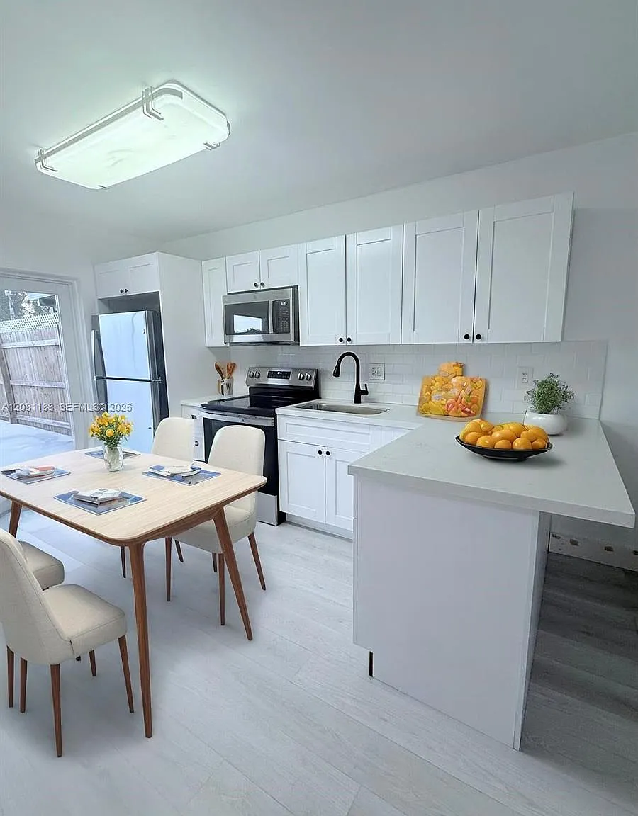 El Prado Xvi Condo — Photo 3