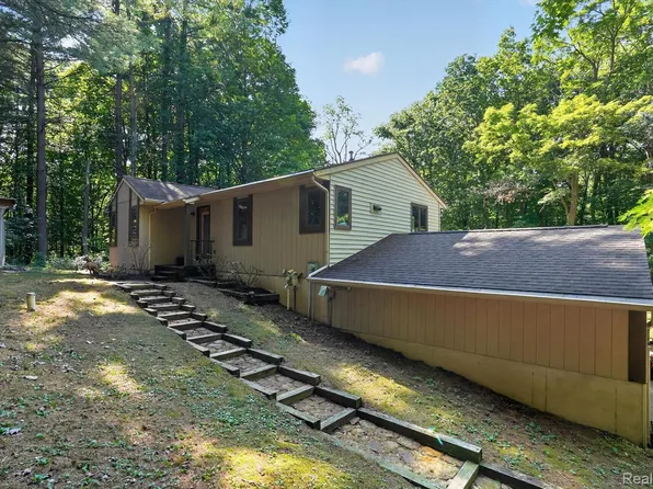 5361 Clark Rd, Bath, MI 48808