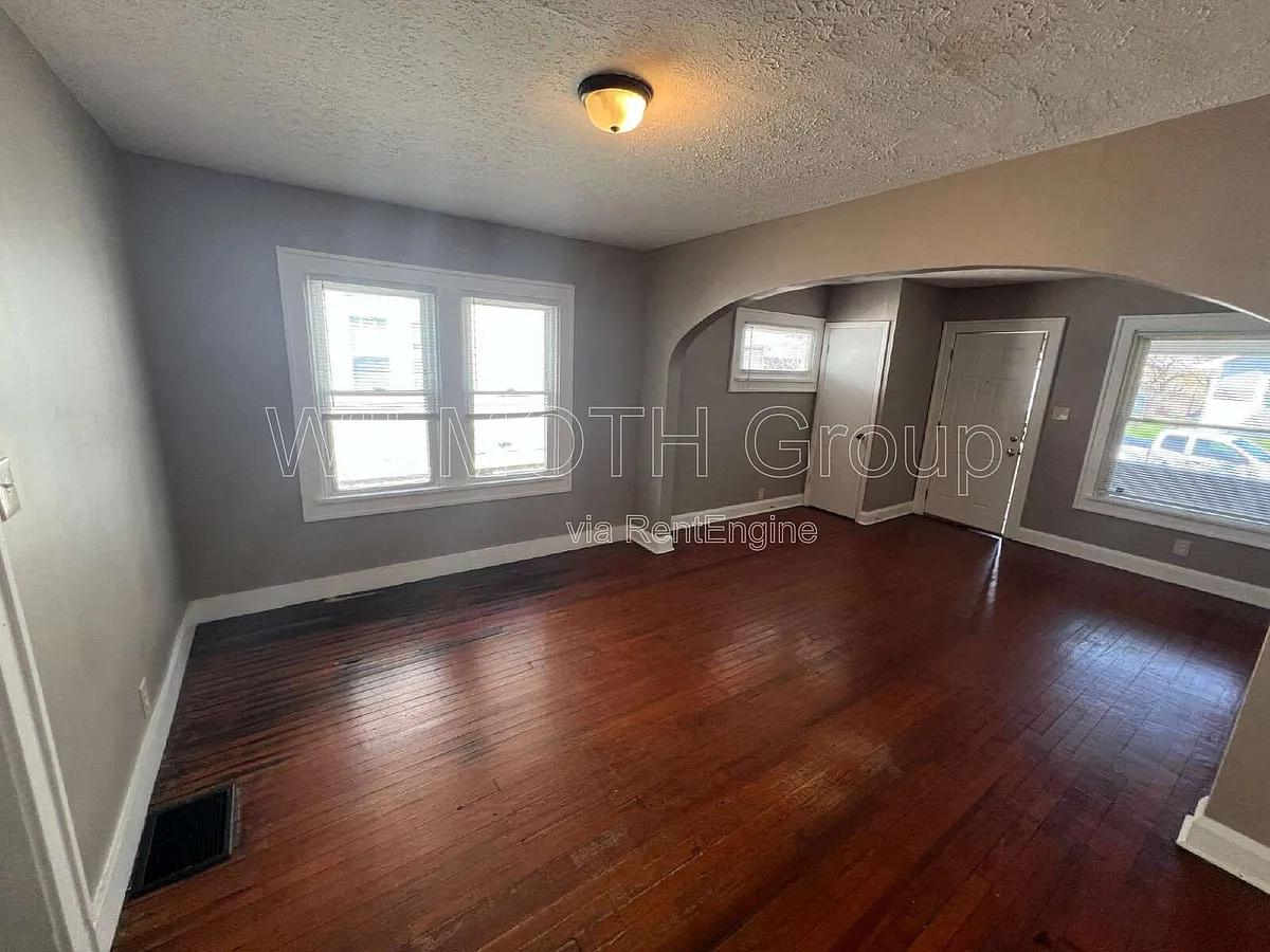 Building Photo - 896 N Gladstone Ave