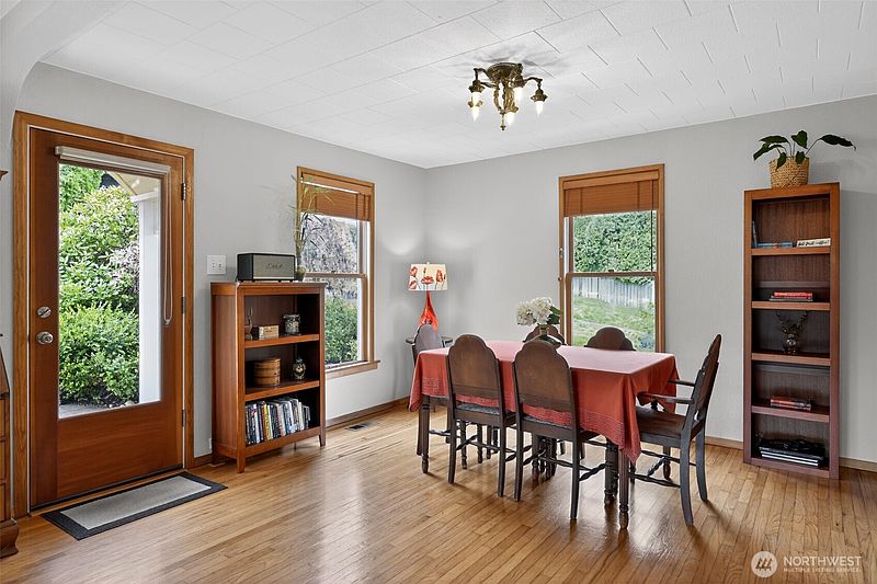 4th image of 3931 Friday Avenue