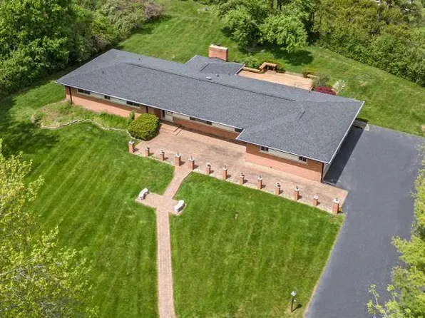 7400 Melody Ln, Bloomfield Hills, MI 48301