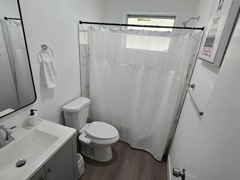 704 NE 8th St #10 — Photo 7