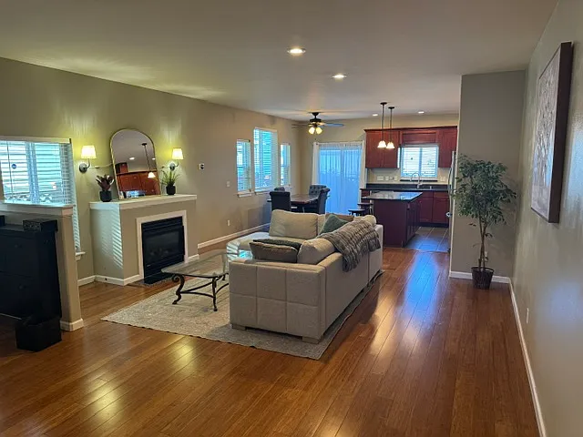 4 bed, 1970 sqft, $4,300 — Photo 2
