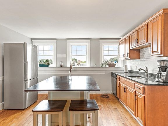 5th image of 434 Essex St APT 3R