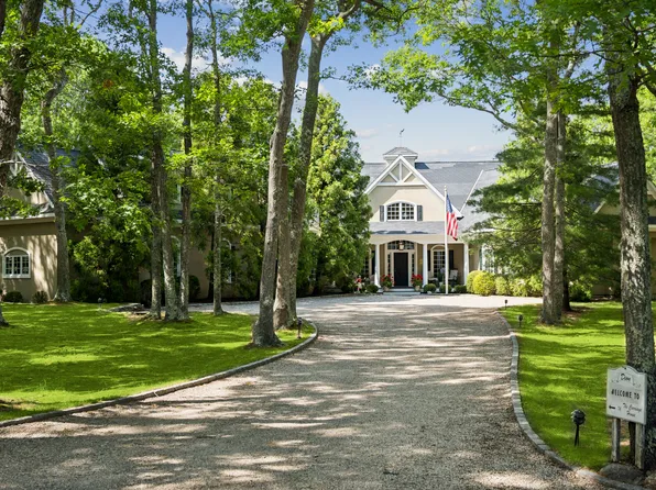 https://photos.zillowstatic.com/fp/c00c03a9bc56409d7a929f26750a3644-p_e.webp
