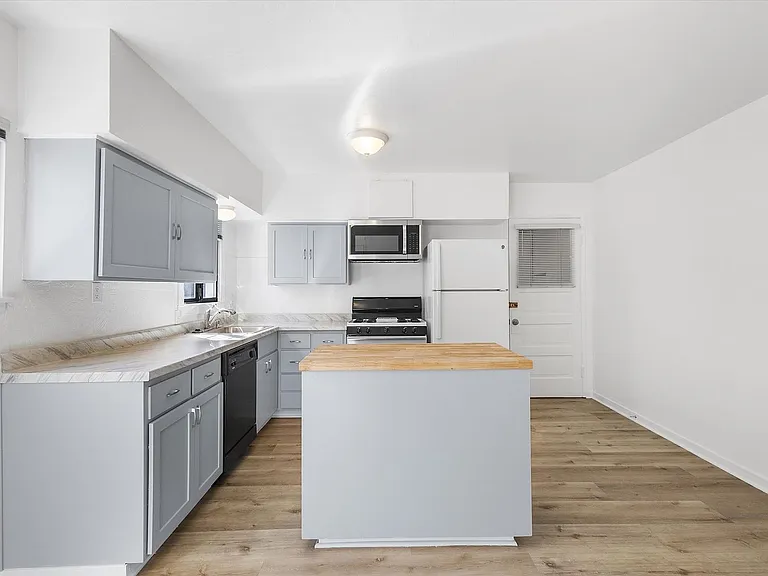 1087 Park Ave — Photo 13
