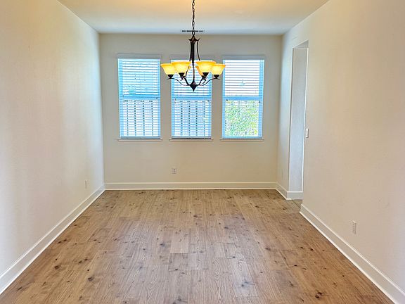 3rd image of 460 Lansing Cir