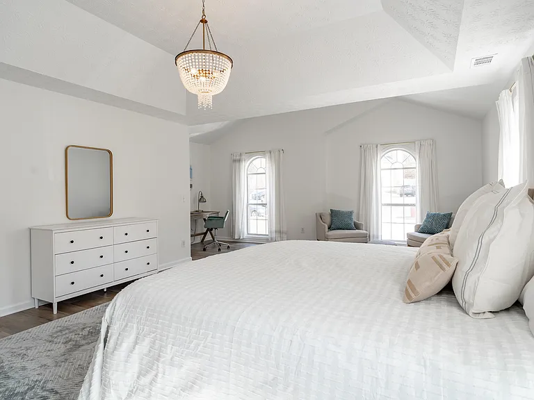 Spacious King bedroomm