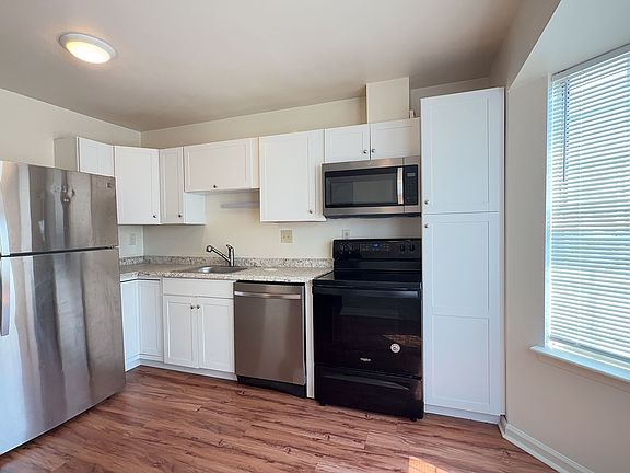 2nd image of 424 Peregrine St