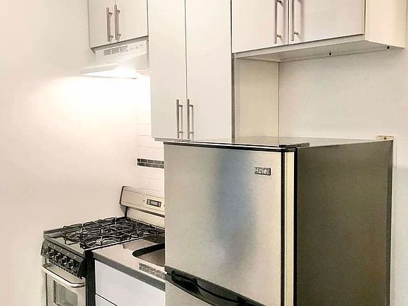 3rd image of 346 W 36th St APT 4A