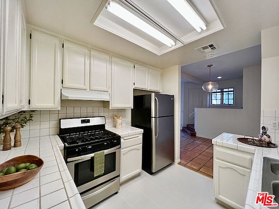 4th image of 1123 N Flores St #10