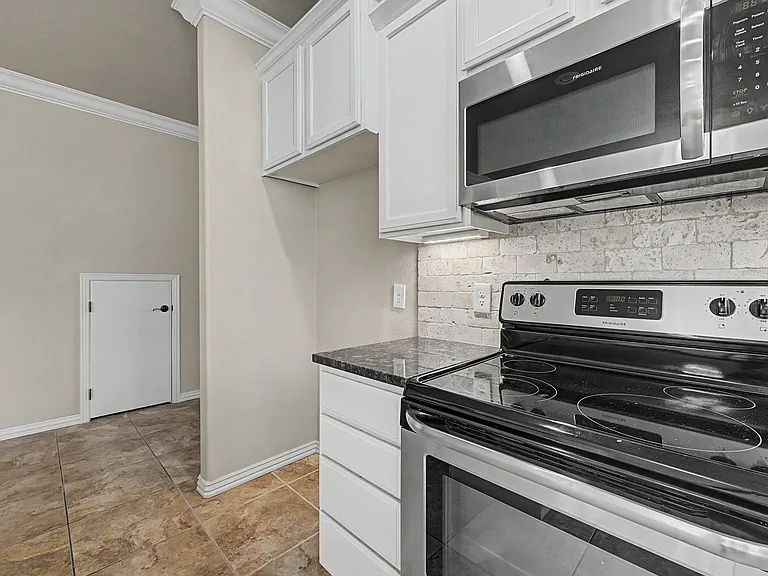 592 N Longfellow Ln — Photo 6