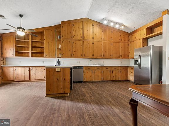 3rd image of 139 Jims Ln