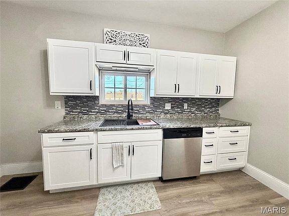 5th image of 418 W 3rd St