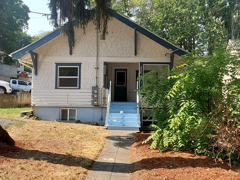 1021-1023 NE D St — Photo 13