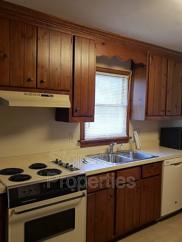 3 bed, 2.5 bath, 1863 sqft, $2,470 — Photo 2